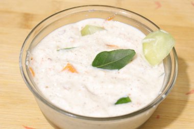 Raita, soğan, kişniş ve salatalıkla karıştırılmış Hint esaslı bir yoğurttur.