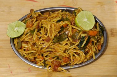 Sebze Maggie Erişte, sarı arka planda servis edilen kasede hazır erişte.