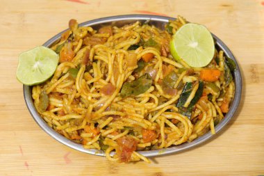 Sebze Maggie Erişte, ahşap arka planda servis edilen kasede hazır erişte.