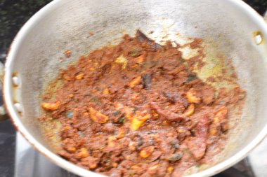 Sarımsaklı kırmızı biberli, kuru baharatlı, beyaz arkaplan. 