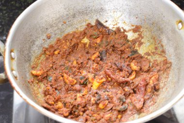 Sarımsaklı kırmızı biberli, kuru baharatlı, beyaz arkaplan. 