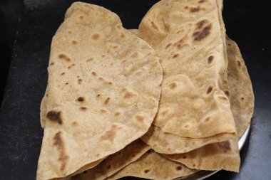 Ev yapımı taze buğday unu Chapati veya roti Hint düz ekmeğidir.