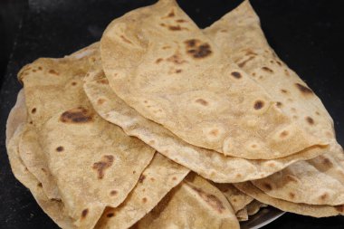 Ev yapımı taze buğday unu Chapati veya roti Hint düz ekmeğidir.