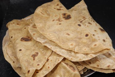 Ev yapımı taze buğday unu Chapati veya roti Hint düz ekmeğidir.