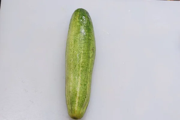 Komkommer Plakjes Geïsoleerd Witte Achtergrond — Stockfoto