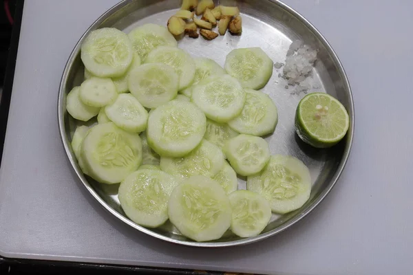 Grüner Frischgurkensaft Isoliert Auf Weißem Hintergrund — Stockfoto