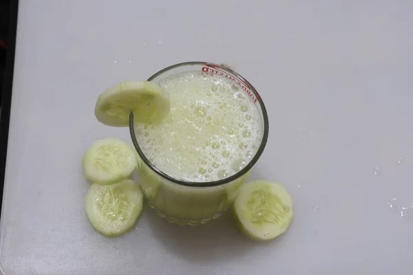 Grüner Frischgurkensaft Isoliert Auf Weißem Hintergrund — Stockfoto