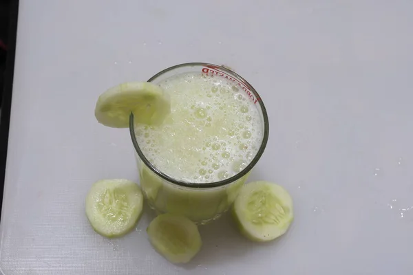 Zöld Friss Uborka Juice Elszigetelt Fehér Háttér — Stock Fotó