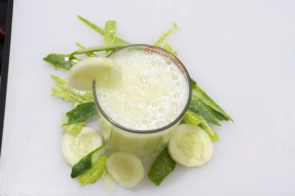 Grüner Frischgurkensaft Isoliert Auf Weißem Hintergrund — Stockfoto
