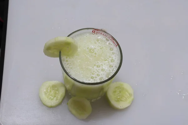 Zöld Friss Uborka Juice Elszigetelt Fehér Háttér — Stock Fotó