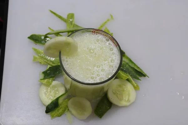 Suco Pepino Fresco Verde Isolado Sobre Fundo Branco — Fotografia de Stock