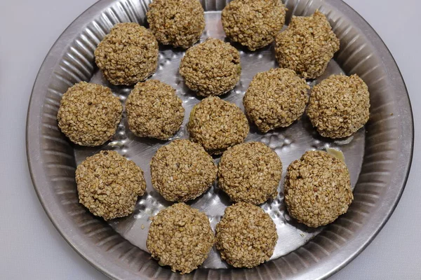 Til Gul Sweet Sesame Laddu Indyjski Festiwal Makar Sankranti Białym — Zdjęcie stockowe