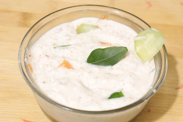 Raita, soğan, kişniş ve salatalıkla karıştırılmış Hint esaslı bir yoğurttur.