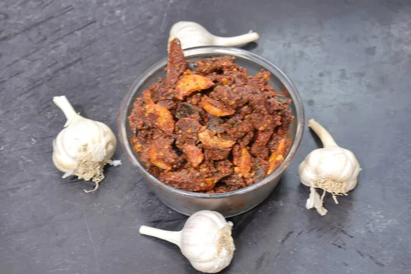 Trockene Scharfe Rote Chilischoten Mit Knoblauch Curry Auf Weißem Hintergrund — Stockfoto