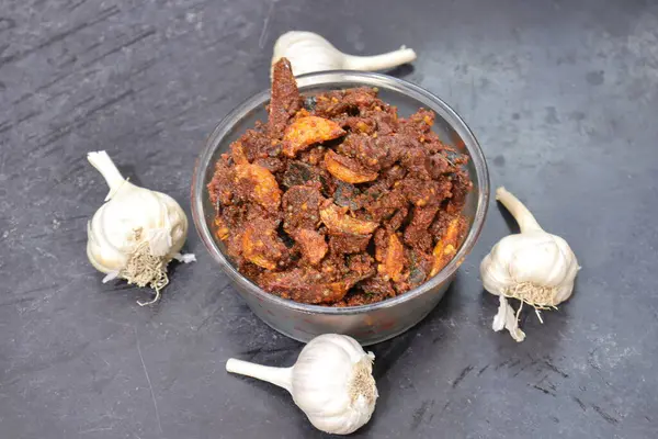 Trockene Scharfe Rote Chilischoten Mit Knoblauch Curry Auf Weißem Hintergrund — Stockfoto