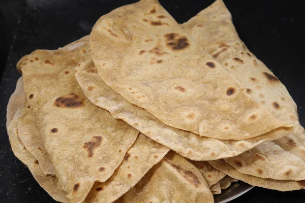 Hemlagat Färskt Vetemjöl Chapati Eller Roti Som Ett Indiskt Platt — Stockfoto