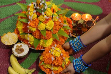 Güney Hindistan 'da tapılan özel bir Hindu tanrısı olan Baukamma' yı yaratmak için toplanmış renkli çiçekler.