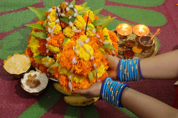 Güney Hindistan 'da tapılan özel bir Hindu tanrısı olan Baukamma' yı yaratmak için toplanmış renkli çiçekler.