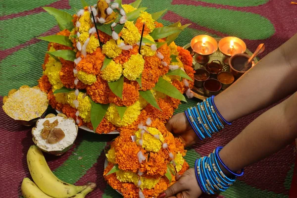 Güney Hindistan 'da tapılan özel bir Hindu tanrısı olan Baukamma' yı yaratmak için toplanmış renkli çiçekler.