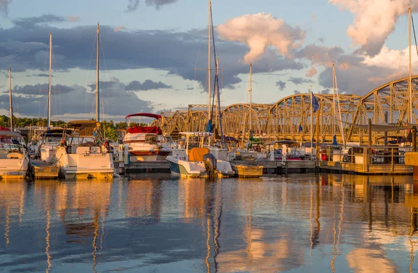 Wisconsin Port Einem Sommerabend Sonnenuntergangsfarben Schmücken Das Wasser Und Die — Stockfoto