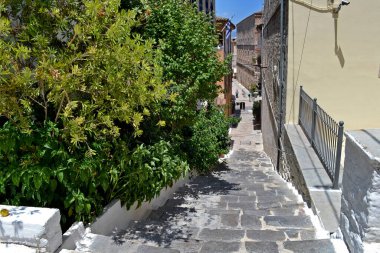 Yunanistan 'ın Nafplio kentindeki tarihi merdivenlerden iniyor.