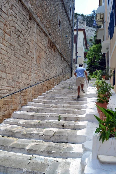 Uomo Salì Scale Nel Centro Storico Nafplio — Foto Stock