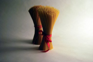 İki paket kırmızı kurdeleli spagetti..