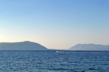 Lefkada, Yunanistan 'a giden bir sürat teknesi.