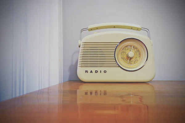 有倒影的老式收音机 — 图库照片