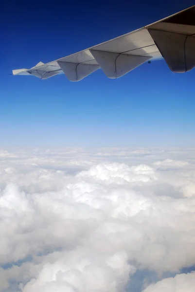 Άποψη Της Πτέρυγας Του Αεροπλάνου Πάνω Από Σύννεφα Στη Ρουμανία — Φωτογραφία Αρχείου