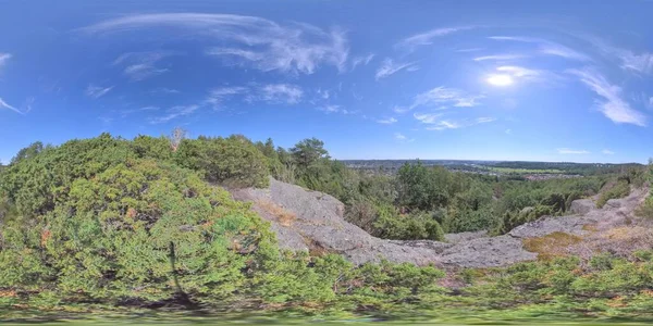 360 VR - Vista relaxante da floresta de pinheiro do topo da montanha — Fotografia de Stock