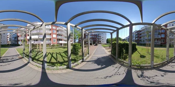 360 VR - Camino en el patio del bloque de apartamentos —  Fotos de Stock