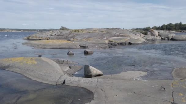 Tipico paesaggio roccioso costiero di pietra sterile. Bohuslan, Svezia — Video Stock