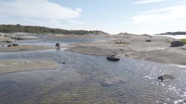 Vista panoramica onirica della costa occidentale roccia litoranea liscia, Bohuslan, Svezia, Pan — Video Stock