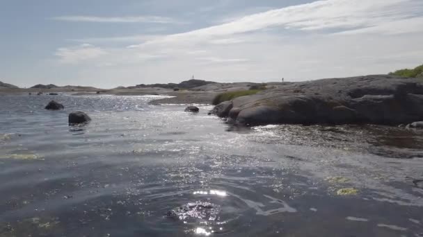 Liscio paesaggio costiero di pietra sterile a destinazione estiva Bohuslan, Svezia — Video Stock