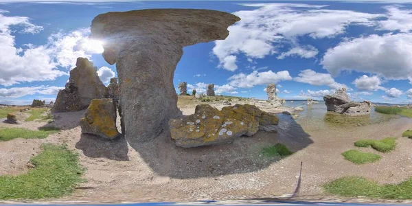 Cena Mindfulness na praia com enormes formações rochosas bonitas - 360 VR — Fotografia de Stock