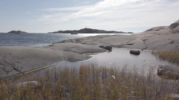 Estate vista di bella acqua di mare lucente e rocce lisce litorale, Svezia — Video Stock