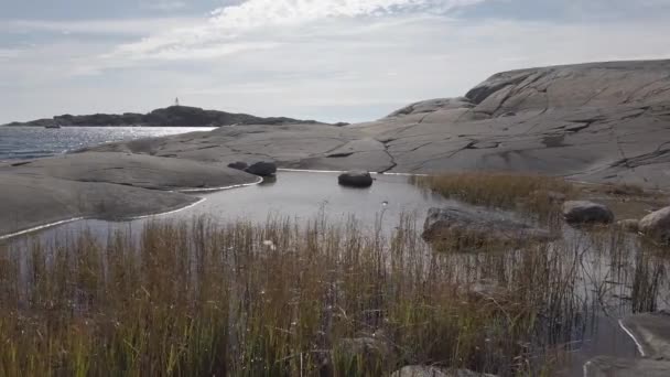 Tipico paesaggio costiero con costa rocciosa liscia. Bohuslan, Svezia — Video Stock