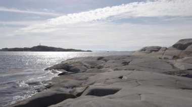 Sakin bir manzara ve uçurum manzarası güneşli bir gün, pan