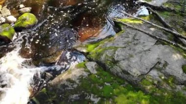 Su akıntısı ve uçurumların üzerinde uçmak,