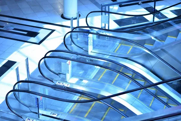 Las Escaleras Mecánicas Dobladas Diferentes Direcciones Tienen Aspecto Futurista — Foto de Stock