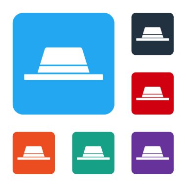 Beyaz adam şapkası beyaz arka planda izole edilmiş kurdele ikonu var. Renkli kare düğmelerle simgeleri ayarla. Vektör İllüstrasyonu