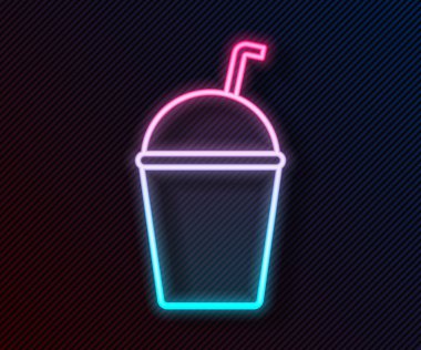 Parlayan neon hattı Milkshake simgesi siyah arkaplanda izole edildi. Kapaklı ve samanlı plastik bardak. Vektör İllüstrasyonu