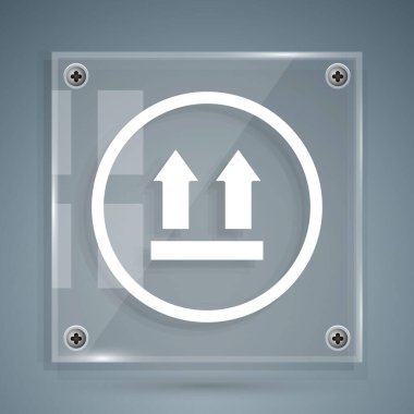 Beyaz Bu taraf gri arkaplanda izole edilmiş bir simge. Paketin üst tarafını gösteren iki ok. Kargo halledildi. Kare cam paneller. Vektör İllüstrasyonu