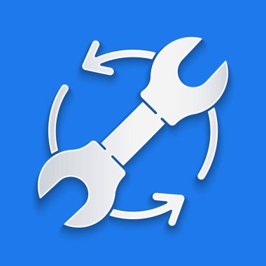 Kağıt kesme Anahtarı ve oklar iş akışı simgesi olarak mavi arkaplanda izole edildi. Ayarlama, servis, ayar, bakım, onarım, onarım. Kağıt sanatı tarzı. Vektör İllüstrasyonu.