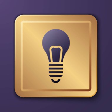 Mor arkaplanda izole edilmiş fikir ikonu kavramına sahip mor ampul. Enerji ve fikir sembolü. İlham konsepti. Altın kare düğme. Vektör İllüstrasyonu.