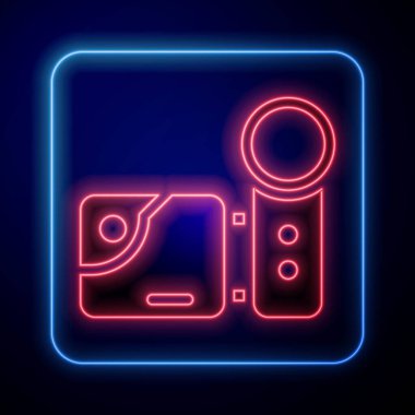 Parlayan neon sinema kamera ikonu mavi arkaplanda izole edildi. Video kamera. Film tabelası. Film projektörü. Vektör İllüstrasyonu.