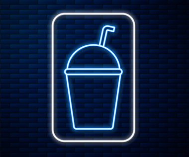 Parlayan neon hattı milkshake ikonu tuğla duvar arka planında izole edildi. Kapaklı ve samanlı plastik bardak. Vektör İllüstrasyonu.