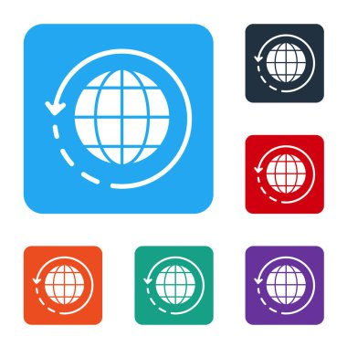 Beyaz Dünya çapında sevkiyat ve karton kutu simgesi beyaz arka planda izole edildi. Renkli kare düğmelerle simgeleri ayarla. Vektör İllüstrasyonu.