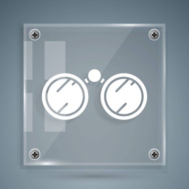 Gri arkaplanda beyaz dürbün simgesi izole edildi. Yazılım işareti bul. Casus ekipman sembolü. Kare cam paneller. Vektör İllüstrasyonu.